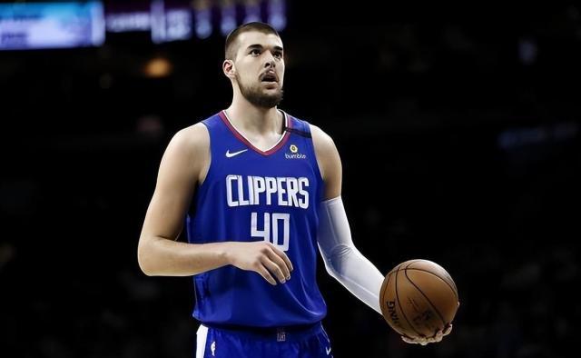 B体育官网-祖巴茨缺阵暴露内线不足 快艇实力虽强仍需交易？