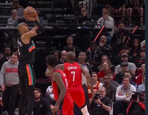 B体育官方-低迷，文班亚马21中5&amp;amp;三分7中0仅得14分，下半场几乎得分挂零