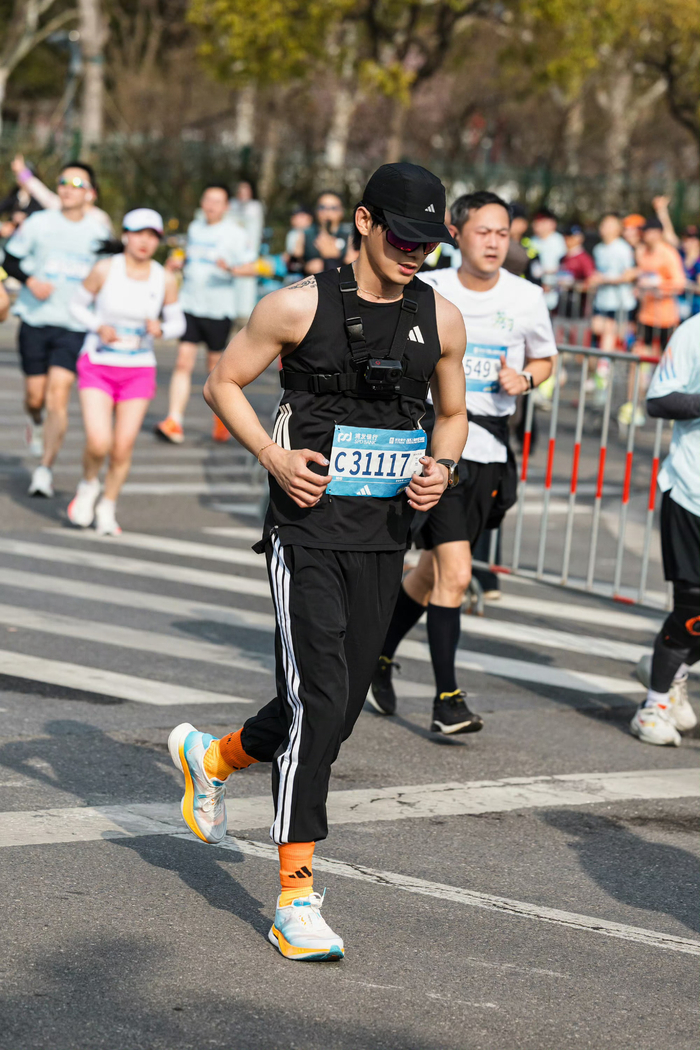 B体育-姚琛完成人生首个半马，上海赛场见证突破|马拉松|线下活动|半程马拉松|半程|彩虹_新浪体育_新浪新闻