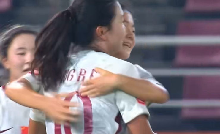 B体育官方-超级巨大失误！泰国门将黄油手，肖亚飞远射破门，U20女足领先